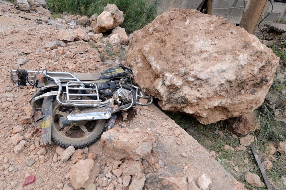 DEVOJKA KOD KUZMINA POGINULA NA MOTORU: Stradala je zbog jedne KOBNE GREŠKE