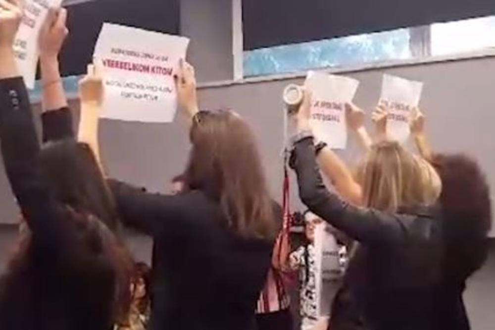 KU*ATORKA JE ŽENA SA VELIKOM K...Feministkinje prekinula MUŠKU tribinu u NS, BIO JE HAOS! (FOTO)