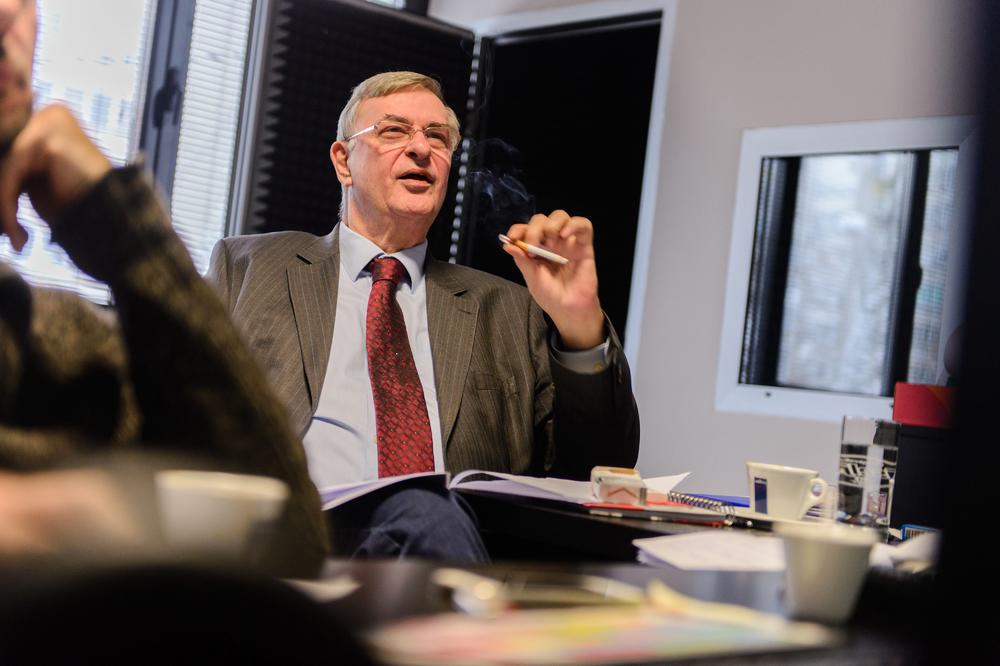 OVAJ ČUVENI NOVINAR CEO ŽIVOT POKUŠAVA DA OSTAVI CIGARETE: Kad god PRESTANEM  da PUŠIM, desi se NEŠTO STRAŠNO