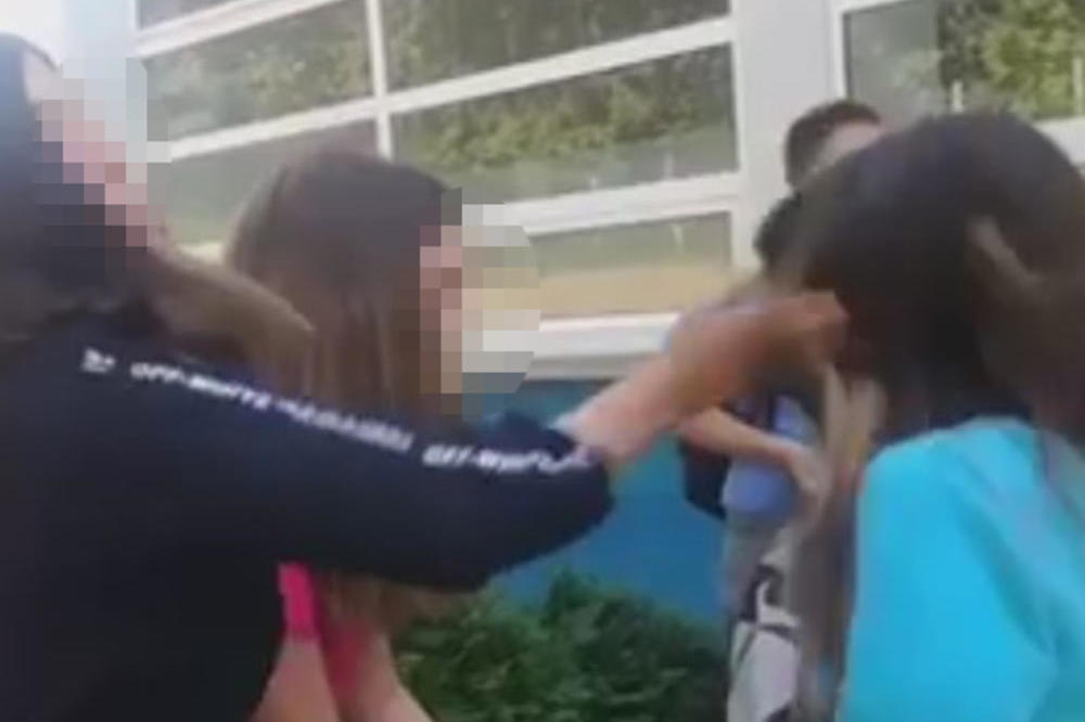 DEVOJČICE U BARAJEVU ŠAMARAJU VRŠNJAKINJU, PSUJU JE I SMEJU JOJ SE! Snimak ovih batina je STRAVIČAN! (VIDEO)