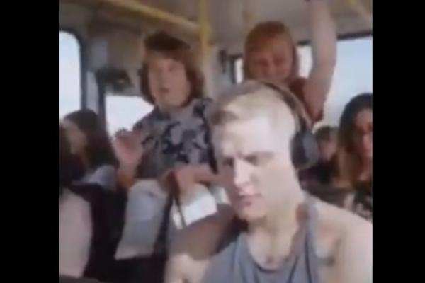 VREĐALA GA JE ŠTO NEĆE DA JOJ USTANE U PREVOZU: Kada je TETOVIRANI MLADIĆ ustao, PREKRSTILA SE i NIJE SELA (VIDEO)