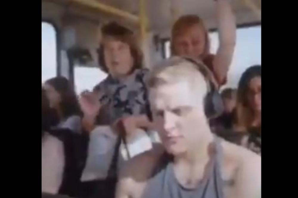 VREĐALA GA JE ŠTO NEĆE DA JOJ USTANE U PREVOZU: Kada je TETOVIRANI MLADIĆ ustao, PREKRSTILA SE i NIJE SELA (VIDEO)