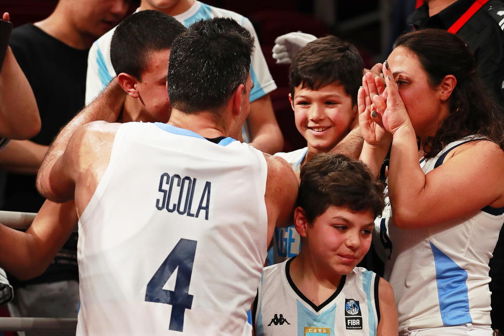 SVAKO ĆE SE NAJEŽITI OD OVIH SCENA: Đinobili sa tribina dotrčao u zagrljaj neuništivom Skoli! Suze i poljupci pršte