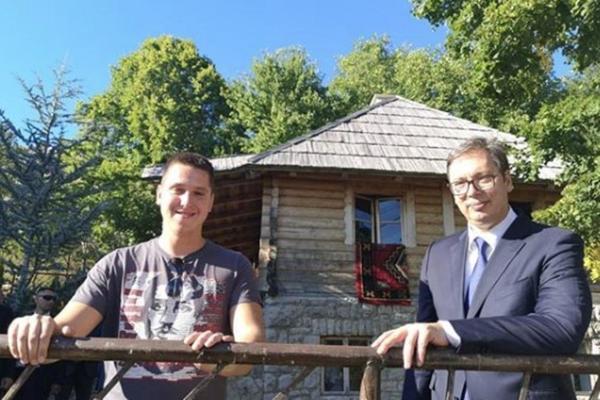 PREDSEDNIK SRBIJE U POSETI RODNOJ KUĆI GAVRILA PRINCIPA: Došao sa sinom! (FOTO)