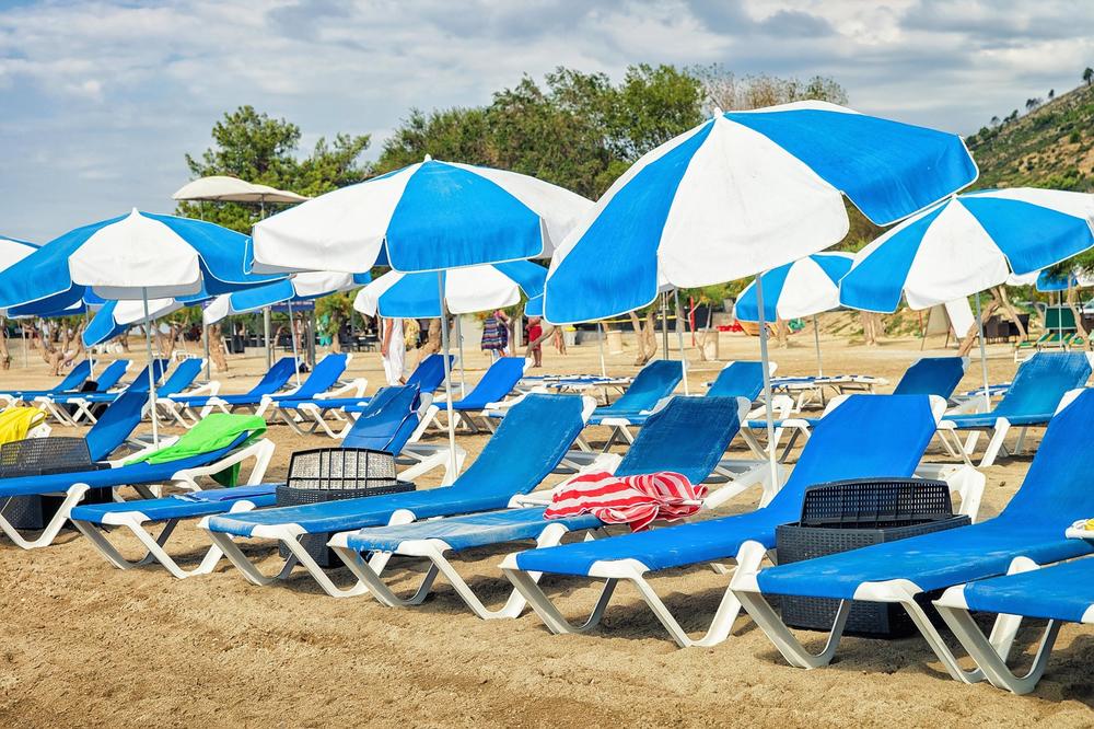 CENE PIĆA U GRČKOJ SUMANUTE, LIMUNADA KOŠTA KAO RUČAK: Počeo BEZOBRAZLUK na plažama, ove godine će biti "DRANJA"