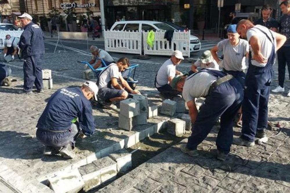 RADNICI SU OD JUTROS NA TRGU REPUBLIKE! Vesić poručio: Pregledaću svaku kocku