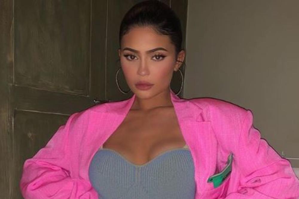 PROŠETALA RUKE ZA GAĐENJE! NOKTI IZGLEDAJU KAO GLJIVIČNA INFEKCIJA: Ako je ovo TREND, onda je baš RUŽAN! (FOTO)