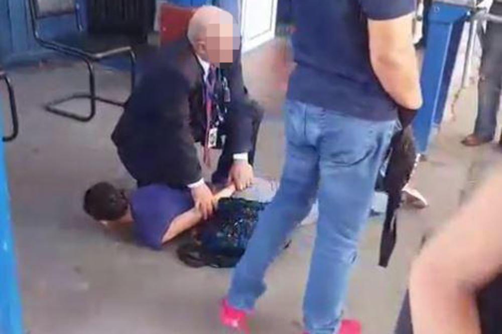 NE MOGU DA DIŠEM! PUSTI ME! Pogledajte kako je radnik obezbeđenja MUČIO ženu usred Kragujevca (VIDEO)