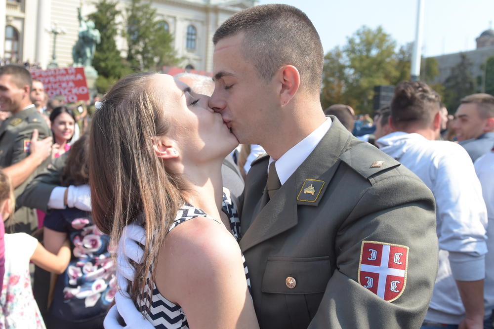 OVO JE SLIKA DANA! Na promociji oficira Vojske Srbije jedna devojka je ČEKALA SAMO NJEGA (FOTO)