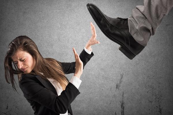 ŠEF ME JE POZVAO U SVOJU KANCELARIJU: Morala sam da dam OTKAZ zbog onoga ŠTO MI JE URADIO!