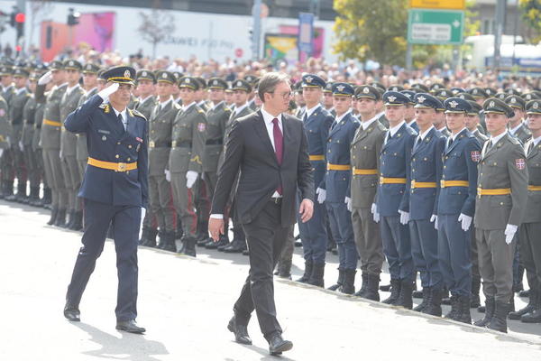 VUČIĆ SE OBRATIO NAJMLAĐIM OFICIRIMA VOJSKE SRBIJE: Sposobni smo da zaštitimo svoje granice (FOTO)(VIDEO)