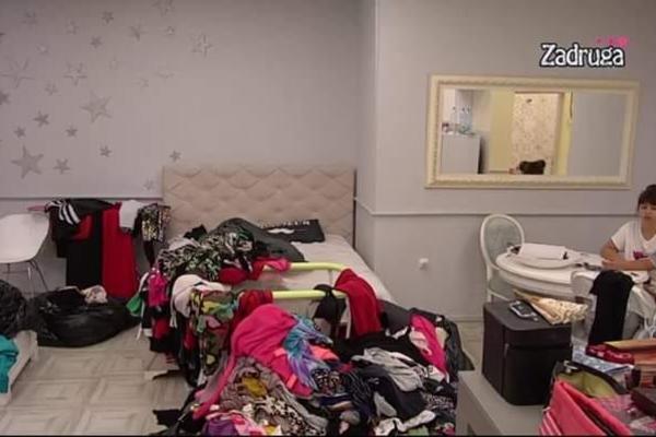 SVE VIDE, ALI SEBE NE VIDE! Pogledajte BRLOG u kom žive Marija i Miljana Kulić sa DETETOM!