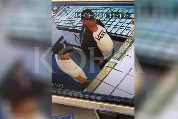 DVOJICA PLJAČKAŠA USRED BELOG DANA OPLJAČKALI ZLATARU: Uznemirujući snimak iz PRIŠTINE (VIDEO)