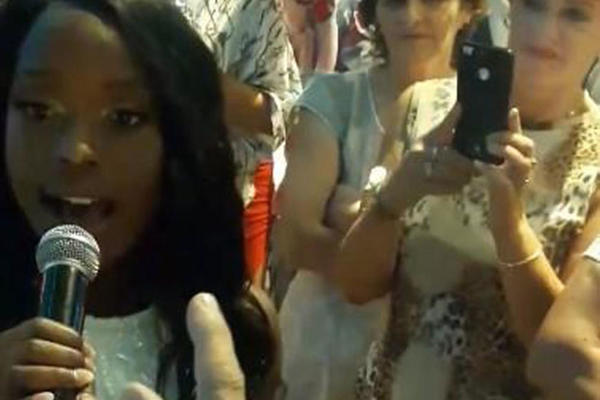 OJ KOSOVO KOSOVO, ZEMLJO SLAVNIH VITEZOVA: Pogledajte kako tamnoputa Izabel na svadbi peva čuvenu srpsku pesmu!