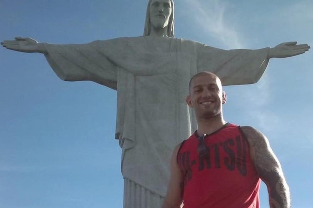 KRVI JE BILO NA SVE STRANE A ON JE PONAVLJAO JEDNU REČENICU: Šokantni DETALJI brutalnog napada na MMA borca (VIDEO)