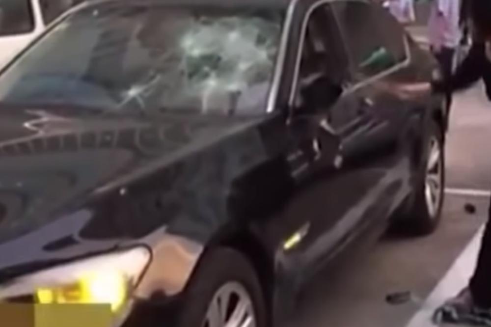 MUŽ JE PREVARIO, PA JE REŠILA DA SE OSVETI! Toliko je DIVLJALA na parkingu da su SVI GLEDALI U NJU (VIDEO)