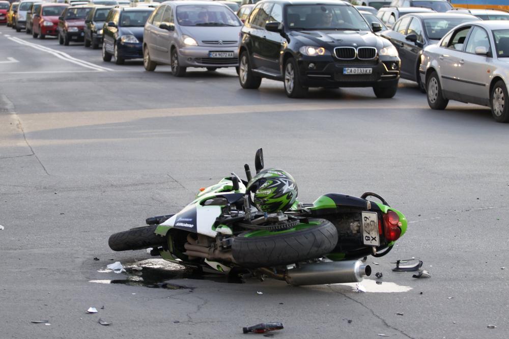 NESREĆA KOD SPOMEN PARKA JAJINCI: Motociklista udario u automobil, ima teške povrede!