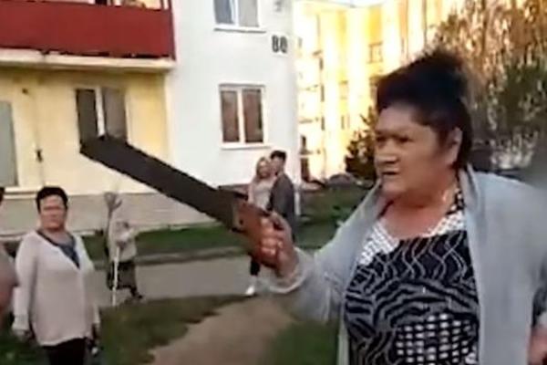 RUSKIM BAKAMA SMETALA JE DEČJA BUKA: Na igralište su izašle SA TESTEROM, svet NE VERUJE (VIDEO)