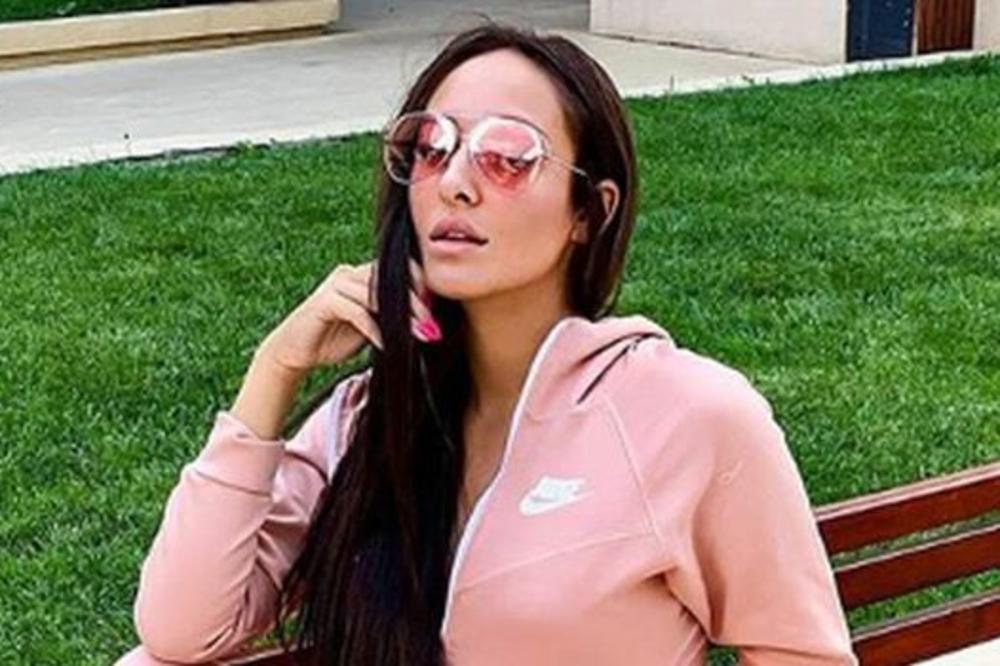 AUUU KOLIKE SU! Luna skinula TRENERKU pa IZVIRILE DRASTIČNO VEĆE GRUDI! Ogromne su!