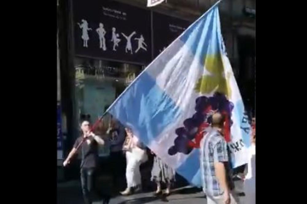 U BEOGRADU SE OKUPILI PROTIVICI PARADE PONOSA! Nose IKONE i pevaju PESME O KOSOVU! (VIDEO)