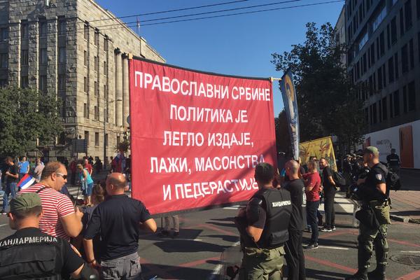 PROTIVNICI PRAJDA ZAPEVALI SU PESMU za koju smo mislili da ćemo danas da je čujemo na jednom DRUGOM MESTU! (VIDEO)