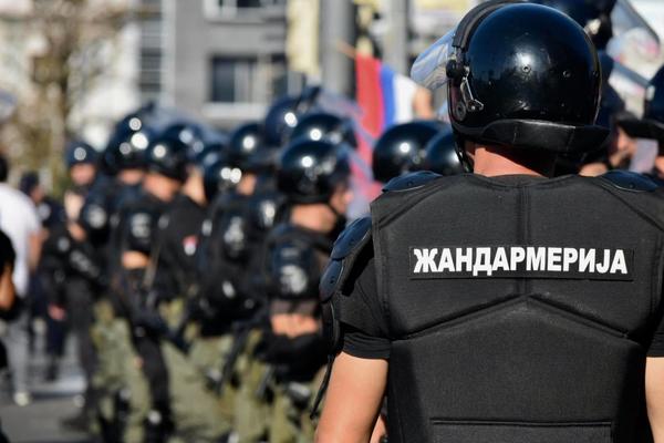 PRVI INCIDENT NA PRAJDU. Uhapšeno PET protivnika šetnje i odvedeno sa lica mesta! (VIDEO)