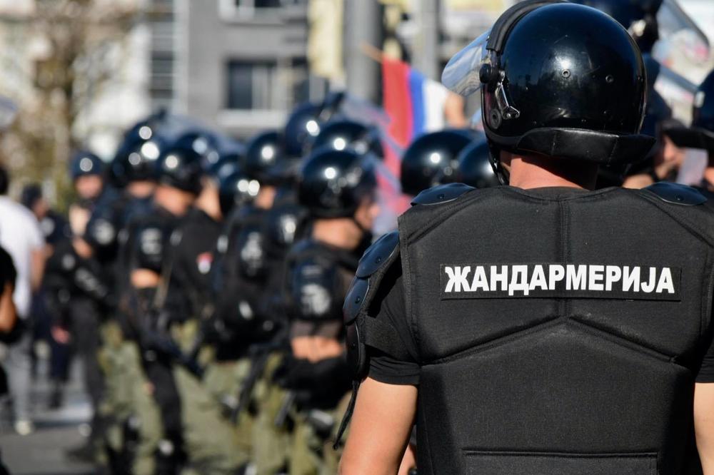 PRVI INCIDENT NA PRAJDU. Uhapšeno PET protivnika šetnje i odvedeno sa lica mesta! (VIDEO)