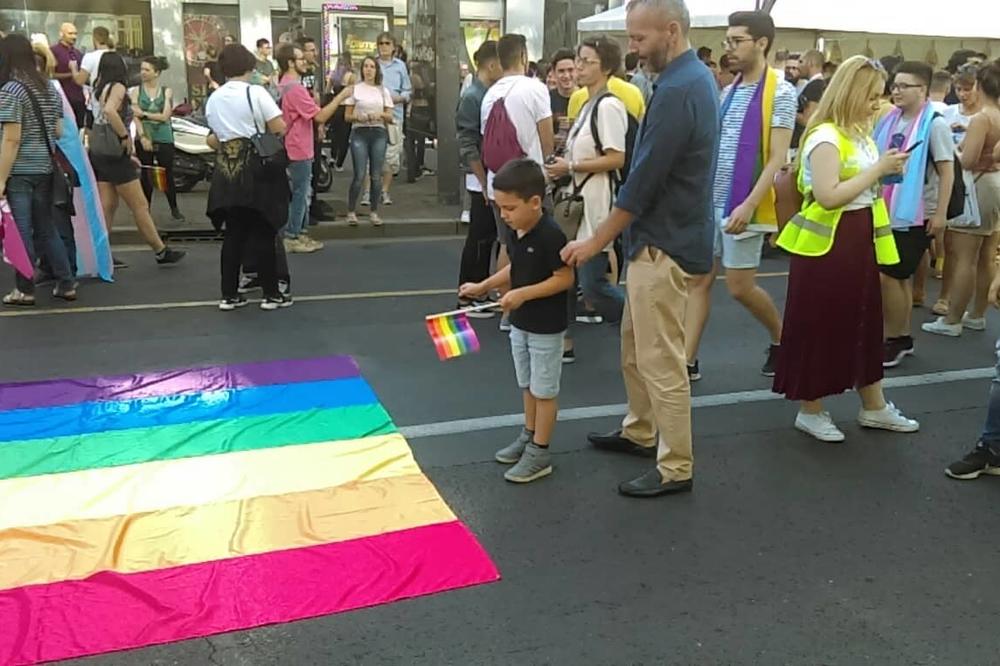 OVAJ TRANSPARENT NA PRAJDU PRIVUKAO JE PAŽNJU SVIH PRISUTNIH: Nećete verovati šta piše na njemu!