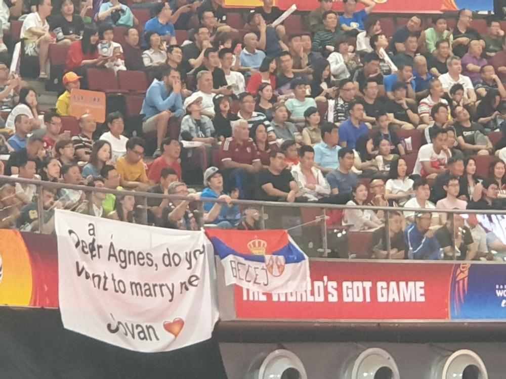 Jovanov transparent sa pitanjem za devojku Agnes