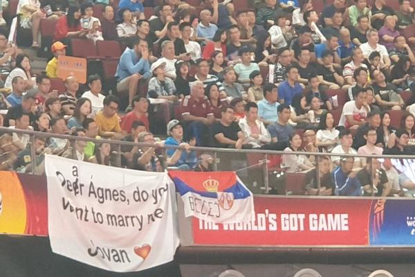 SRBIN ZAPROSIO DEVOJKU NA FINALU MUNDOBASKETA: Ali mu se omakla velika greška!