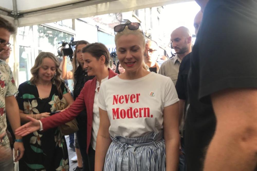 PREMIJERKA SE POJAVILA NA PARADI PONOSA, ali svi su GLEDALI u majicu NJENE PARTNERKE (FOTO)