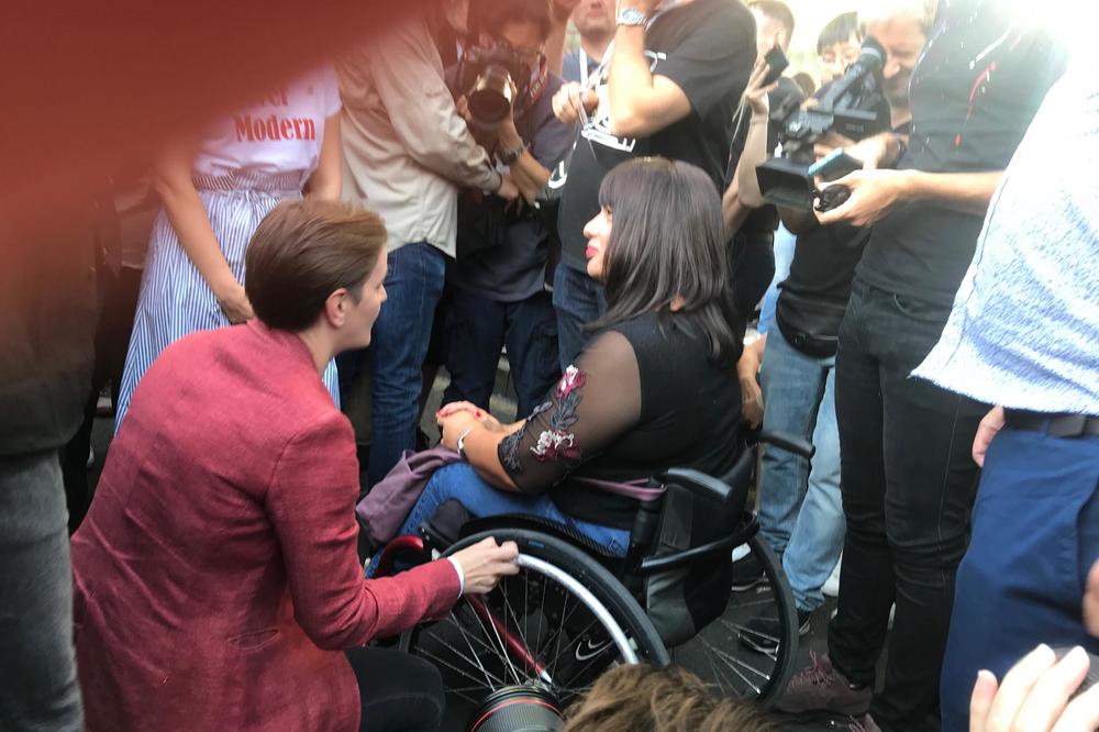 POZNATO JE ZAŠTO JE PREMIJERKA PRIŠLA POSLANICI U KOLICIMA: Prisluškivali smo NJIHOV RAZGOVOR NA PRAJDU (FOTO)