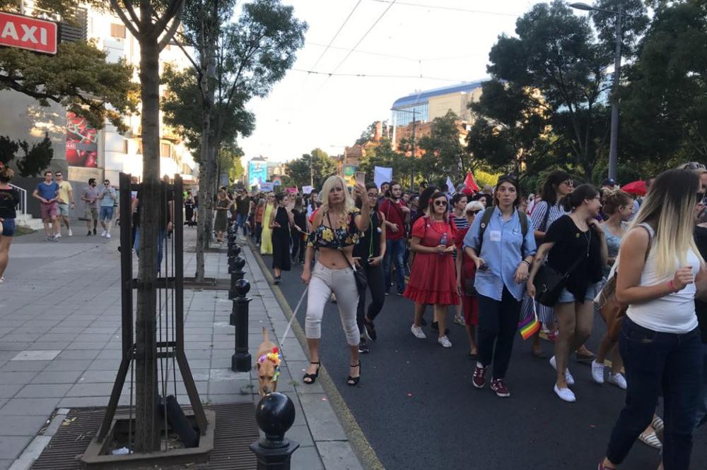 DA LI JE OVO PAMELA ANDERSON NA GEJ PARADI U BEOGRADU?! Svi su gledali samo u NJU i njenog psa!