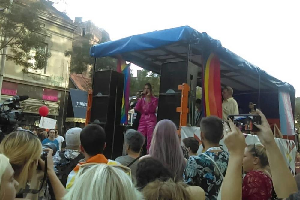 SVI SU GLEDALI U POZNATU SRPSKU PEVAČICU NA GEJ PARADI: Naročito intrigantno je ONO ŠTO JE OBUKLA!