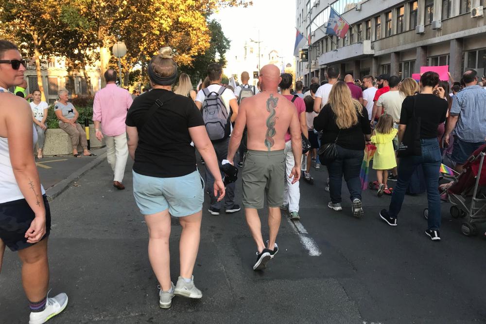 ZBOG OVOGA SU SVI OSTALI U ŠOKU: Na Prajdu muškarac pokazao tetovažu od koje vam NEĆE biti dobro!