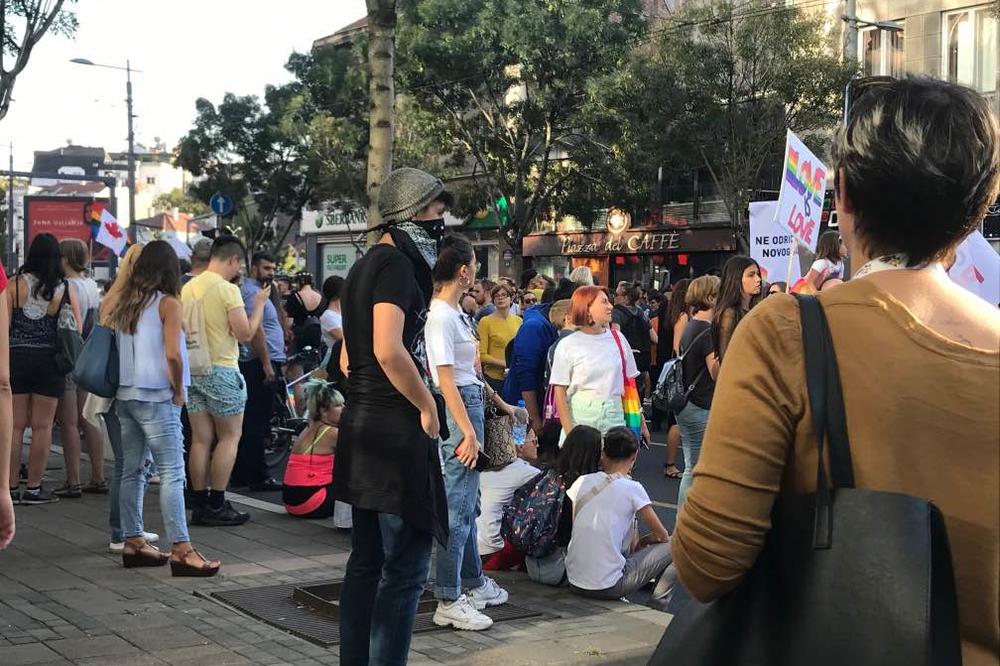 KO JE MASKIRANI ČOVEK SA PRAJDA? Primetili smo šta je radio! NAJVEĆA MISTERIJA PARADE! (FOTO)