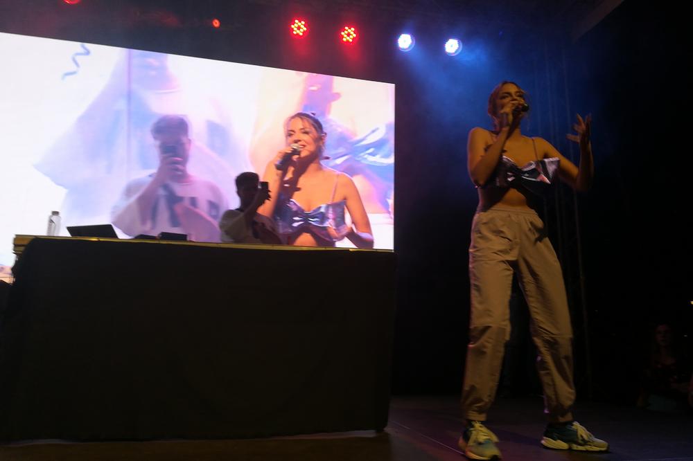 SRPSKA PEVAČICA JE NA PRAJDU UZELA ZASTAVU i uradila nešto zbog čega su svi VRISNULI! (FOTO)