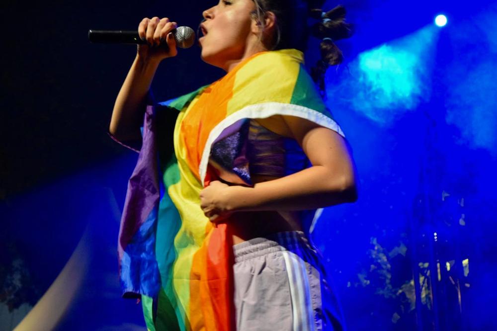 SARA JO ŠOKIRALA PRISUTNE! Pojavila se gotovo POTPUNO GOLA, samo ova krpica joj je pokrivala gornji DEO!