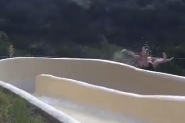 U TRENUTKU JE SVE IZGLEDALO NORMALNO, A ONDA JE NASTAO HAOS: Pri spuštanju niz tobogan, nije znao šta ga je snašlo