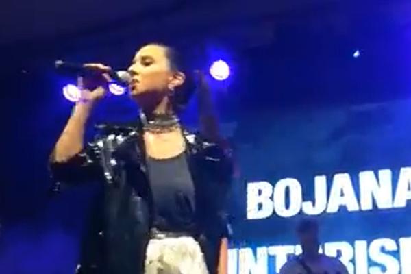 SRPSKA PEVAČICA NA PRAJDU URADILA NEŠTO ŠTO NIKO PRE NJE NIJE: Publika pažljivo posmatrala! (VIDEO)