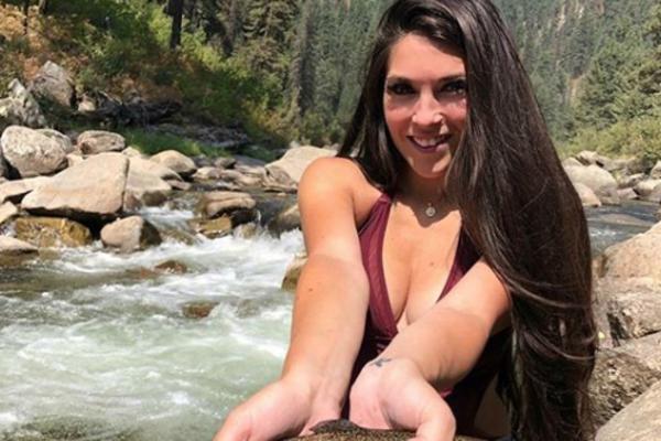 OVOJ PRELEPOJ DEVOJCI STALNO PRETE SILOVANJEM ZBOG ONOGA ČIME SE BAVI! Ona i dalje NE ODUSTAJE (FOTO)