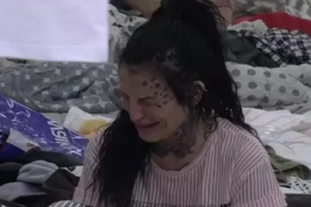 JANJUŠE, VIDI, OBRIJALA SAM JE, ALI NIKO JE NEĆE! Krunićka podvrnula šorts i pokazala SVE (VIDEO)