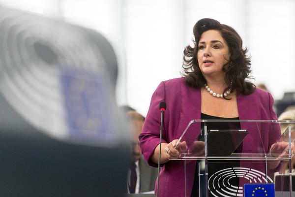 NOVA EU KOMESARKA IMA BURNU KARIJERU IZA SEBE: Bila je MISICA i GLUMICA, pogledajte joj samo fotke!