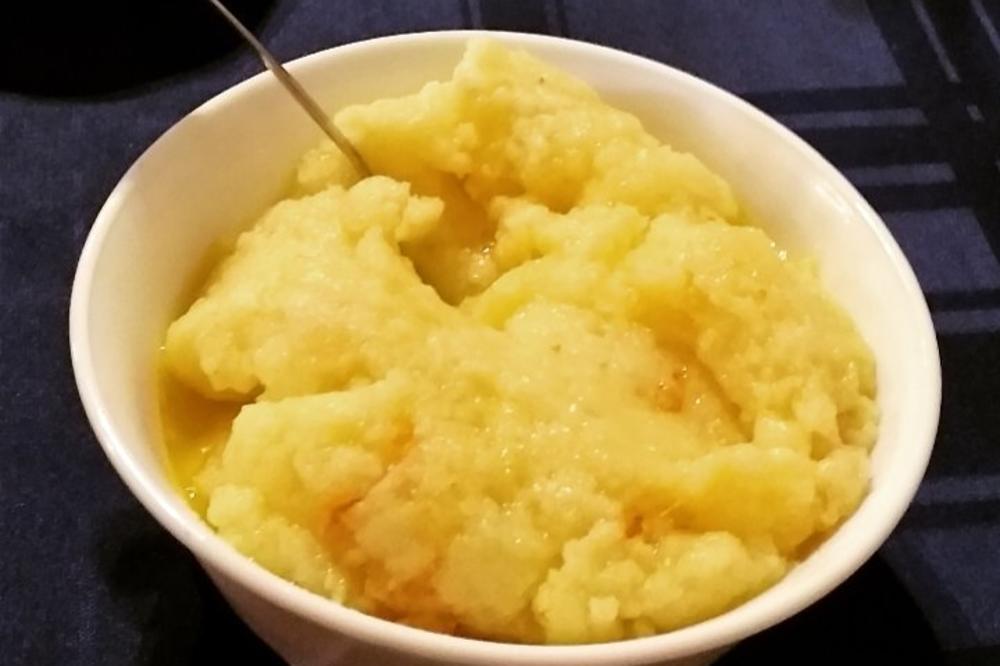 IDEJA ZA BRZ I JEDNOSTAVAN RUČAK: Pikantna PALENTA sa KOBASICAMA, gotova OČAS POSLA (RECEPT)