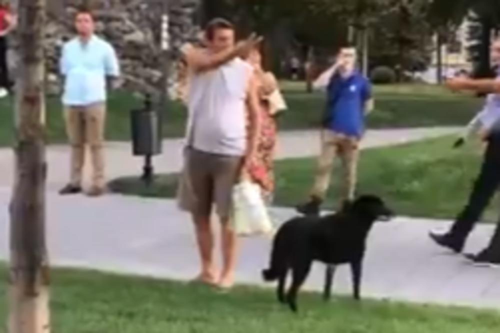 KRSTIO SE I BACAO VODICU NA UČESNIKE PRAJDA! Da li je ovo najluđi video s jučerašnje Parade ponosa? (VIDEO)