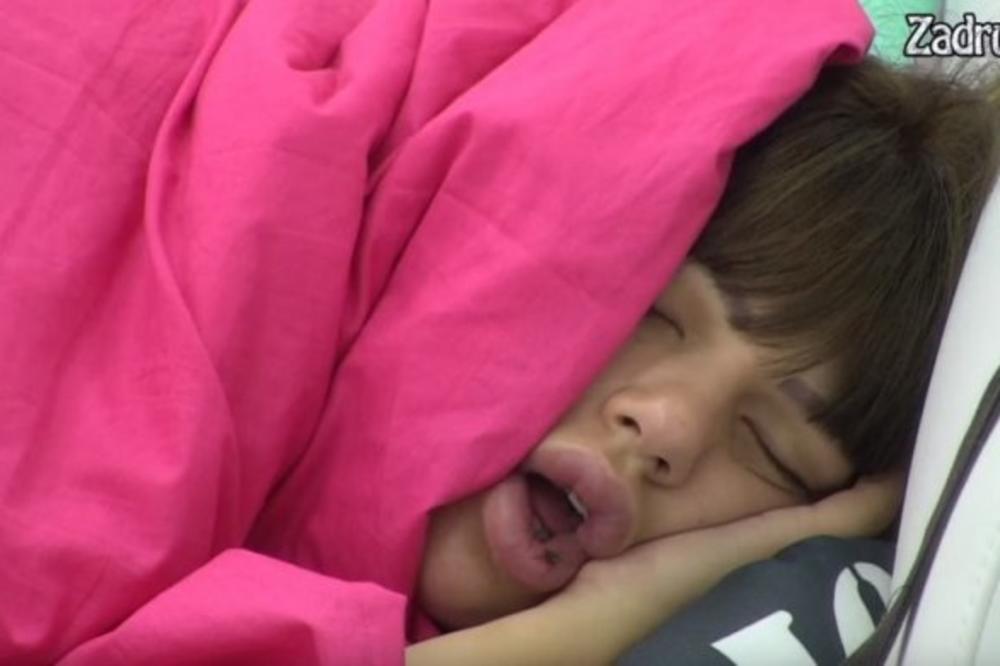 FUUUUJ! MILJANI DOK JE SPAVALA MUVA UŠLA U USTA: Ništa nije osetila, a SNIMAK JE GROZAN