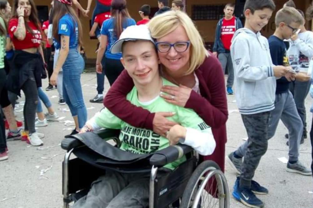 MIŠA JE U KOLICIMA, NE MOŽE NI DA PIŠE! Roditelji hoće samo da može da UČI OD KUĆE, čeka se ODLUKA KOJA MENJA SVE