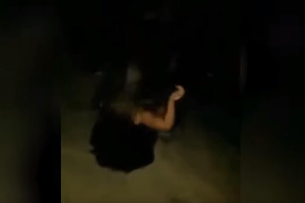 ISPLIVAO JOŠ JEDAN SNIMAK VRŠNJAČKOG NASILJA: Četiri devojčice je biju i šutiraju dok dete leži na PODU! (VIDEO)