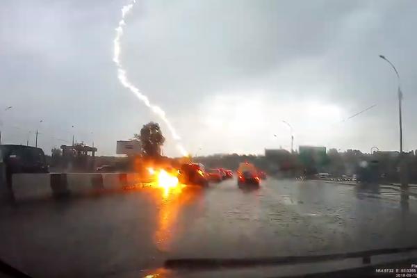 DVA GROMA UDARILA U JEDAN DŽIP: Mnogi kažu da je samo čudo spasilo vozača od sigurne smrti (VIDEO)