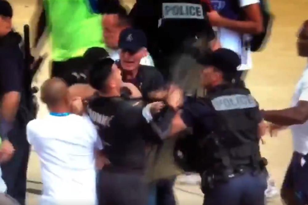 RADONJIĆ ZAMALO DOBIO BATINE OD POLICIJE: Branio navijača koji je uleteo na teren, malo je falilo da popije udarac!